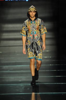 Miami Beach, Fl - 12 Temmuz: Bir model sırasında Paraiso Moda Fuarı'nda Paraiso çadır üzerinde 12 Temmuz 2018 Miami Beach, Florida Miami Uluslararası Üniversitesi Sanat ve tasarım tasarım öğrencileri tarafından moda giyer.