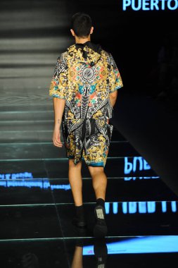 Miami Beach, Fl - 12 Temmuz: Bir model sırasında Paraiso Moda Fuarı'nda Paraiso çadır üzerinde 12 Temmuz 2018 Miami Beach, Florida Miami Uluslararası Üniversitesi Sanat ve tasarım tasarım öğrencileri tarafından moda giyer.