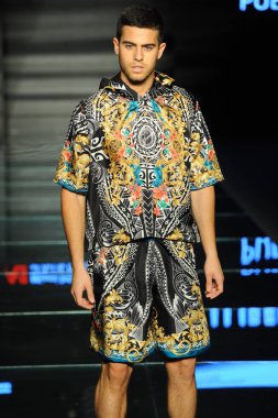 Miami Beach, Fl - 12 Temmuz: Bir model sırasında Paraiso Moda Fuarı'nda Paraiso çadır üzerinde 12 Temmuz 2018 Miami Beach, Florida Miami Uluslararası Üniversitesi Sanat ve tasarım tasarım öğrencileri tarafından moda giyer.