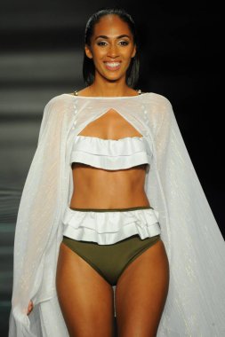 Miami Beach, Fl - 12 Temmuz: Bir model sırasında Paraiso Moda Fuarı'nda Paraiso çadır üzerinde 12 Temmuz 2018 Miami Beach, Florida Miami Uluslararası Üniversitesi Sanat ve tasarım tasarım öğrencileri tarafından moda giyer.