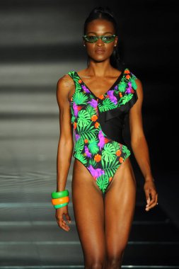 Miami Beach, Fl - 12 Temmuz: Bir model sırasında Paraiso Moda Fuarı'nda Paraiso çadır üzerinde 12 Temmuz 2018 Miami Beach, Florida Miami Uluslararası Üniversitesi Sanat ve tasarım tasarım öğrencileri tarafından moda giyer.