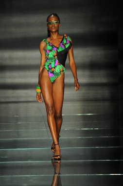 Miami Beach, Fl - 12 Temmuz: Bir model sırasında Paraiso Moda Fuarı'nda Paraiso çadır üzerinde 12 Temmuz 2018 Miami Beach, Florida Miami Uluslararası Üniversitesi Sanat ve tasarım tasarım öğrencileri tarafından moda giyer.