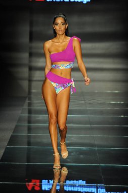 Miami Beach, Fl - 12 Temmuz: Bir model sırasında Paraiso Moda Fuarı'nda Paraiso çadır üzerinde 12 Temmuz 2018 Miami Beach, Florida Miami Uluslararası Üniversitesi Sanat ve tasarım tasarım öğrencileri tarafından moda giyer.