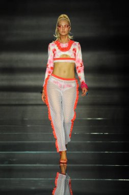 Miami Beach, Fl - 12 Temmuz: Bir model sırasında Paraiso Moda Fuarı'nda Paraiso çadır üzerinde 12 Temmuz 2018 Miami Beach, Florida Miami Uluslararası Üniversitesi Sanat ve tasarım tasarım öğrencileri tarafından moda giyer.