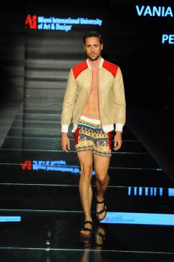 Miami Beach, Fl - 12 Temmuz: Bir model sırasında Paraiso Moda Fuarı'nda Paraiso çadır üzerinde 12 Temmuz 2018 Miami Beach, Florida Miami Uluslararası Üniversitesi Sanat ve tasarım tasarım öğrencileri tarafından moda giyer.