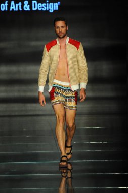 Miami Beach, Fl - 12 Temmuz: Bir model sırasında Paraiso Moda Fuarı'nda Paraiso çadır üzerinde 12 Temmuz 2018 Miami Beach, Florida Miami Uluslararası Üniversitesi Sanat ve tasarım tasarım öğrencileri tarafından moda giyer.