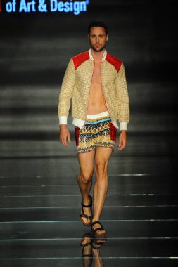 Miami Beach, Fl - 12 Temmuz: Bir model sırasında Paraiso Moda Fuarı'nda Paraiso çadır üzerinde 12 Temmuz 2018 Miami Beach, Florida Miami Uluslararası Üniversitesi Sanat ve tasarım tasarım öğrencileri tarafından moda giyer.