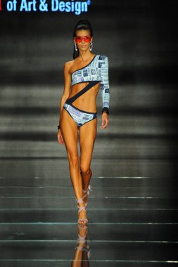 Miami Beach, Fl - 12 Temmuz: Bir model sırasında Paraiso Moda Fuarı'nda Paraiso çadır üzerinde 12 Temmuz 2018 Miami Beach, Florida Miami Uluslararası Üniversitesi Sanat ve tasarım tasarım öğrencileri tarafından moda giyer.