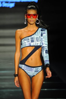 Miami Beach, Fl - 12 Temmuz: Bir model sırasında Paraiso Moda Fuarı'nda Paraiso çadır üzerinde 12 Temmuz 2018 Miami Beach, Florida Miami Uluslararası Üniversitesi Sanat ve tasarım tasarım öğrencileri tarafından moda giyer.