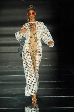 Miami Beach, Fl - 12 Temmuz: Bir model sırasında Paraiso Moda Fuarı'nda Paraiso çadır üzerinde 12 Temmuz 2018 Miami Beach, Florida Miami Uluslararası Üniversitesi Sanat ve tasarım tasarım öğrencileri tarafından moda giyer.