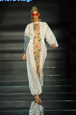 Miami Beach, Fl - 12 Temmuz: Bir model sırasında Paraiso Moda Fuarı'nda Paraiso çadır üzerinde 12 Temmuz 2018 Miami Beach, Florida Miami Uluslararası Üniversitesi Sanat ve tasarım tasarım öğrencileri tarafından moda giyer.