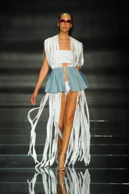 Miami Beach, Fl - 12 Temmuz: Bir model sırasında Paraiso Moda Fuarı'nda Paraiso çadır üzerinde 12 Temmuz 2018 Miami Beach, Florida Miami Uluslararası Üniversitesi Sanat ve tasarım tasarım öğrencileri tarafından moda giyer.