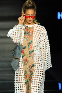 Miami Beach, Fl - 12 Temmuz: Bir model sırasında Paraiso Moda Fuarı'nda Paraiso çadır üzerinde 12 Temmuz 2018 Miami Beach, Florida Miami Uluslararası Üniversitesi Sanat ve tasarım tasarım öğrencileri tarafından moda giyer.