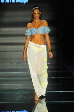 Miami Beach, Fl - 12 Temmuz: Bir model sırasında Paraiso Moda Fuarı'nda Paraiso çadır üzerinde 12 Temmuz 2018 Miami Beach, Florida Miami Uluslararası Üniversitesi Sanat ve tasarım tasarım öğrencileri tarafından moda giyer.