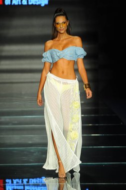 Miami Beach, Fl - 12 Temmuz: Bir model sırasında Paraiso Moda Fuarı'nda Paraiso çadır üzerinde 12 Temmuz 2018 Miami Beach, Florida Miami Uluslararası Üniversitesi Sanat ve tasarım tasarım öğrencileri tarafından moda giyer.