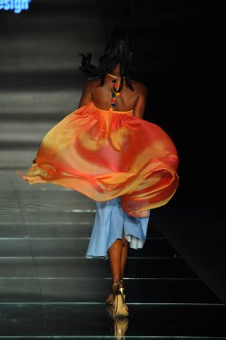 Miami Beach, Fl - 12 Temmuz: Bir model sırasında Paraiso Moda Fuarı'nda Paraiso çadır üzerinde 12 Temmuz 2018 Miami Beach, Florida Miami Uluslararası Üniversitesi Sanat ve tasarım tasarım öğrencileri tarafından moda giyer.