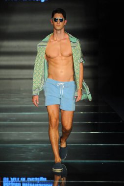 Miami Beach, Fl - 12 Temmuz: Bir model sırasında Paraiso Moda Fuarı'nda Paraiso çadır üzerinde 12 Temmuz 2018 Miami Beach, Florida Miami Uluslararası Üniversitesi Sanat ve tasarım tasarım öğrencileri tarafından moda giyer.