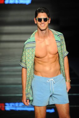 Miami Beach, Fl - 12 Temmuz: Bir model sırasında Paraiso Moda Fuarı'nda Paraiso çadır üzerinde 12 Temmuz 2018 Miami Beach, Florida Miami Uluslararası Üniversitesi Sanat ve tasarım tasarım öğrencileri tarafından moda giyer.