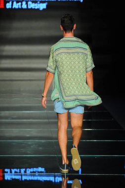 Miami Beach, Fl - 12 Temmuz: Bir model sırasında Paraiso Moda Fuarı'nda Paraiso çadır üzerinde 12 Temmuz 2018 Miami Beach, Florida Miami Uluslararası Üniversitesi Sanat ve tasarım tasarım öğrencileri tarafından moda giyer.