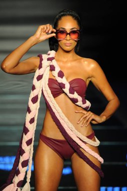 Miami Beach, Fl - 12 Temmuz: Bir model sırasında Paraiso Moda Fuarı'nda Paraiso çadır üzerinde 12 Temmuz 2018 Miami Beach, Florida Miami Uluslararası Üniversitesi Sanat ve tasarım tasarım öğrencileri tarafından moda giyer.