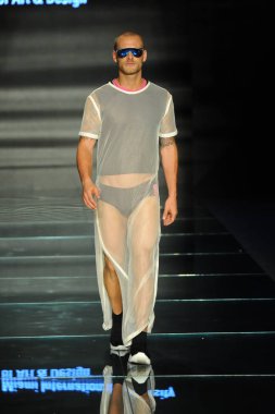 Miami Beach, Fl - 12 Temmuz: Bir model sırasında Paraiso Moda Fuarı'nda Paraiso çadır üzerinde 12 Temmuz 2018 Miami Beach, Florida Miami Uluslararası Üniversitesi Sanat ve tasarım tasarım öğrencileri tarafından moda giyer.