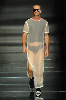 Miami Beach, Fl - 12 Temmuz: Bir model sırasında Paraiso Moda Fuarı'nda Paraiso çadır üzerinde 12 Temmuz 2018 Miami Beach, Florida Miami Uluslararası Üniversitesi Sanat ve tasarım tasarım öğrencileri tarafından moda giyer.