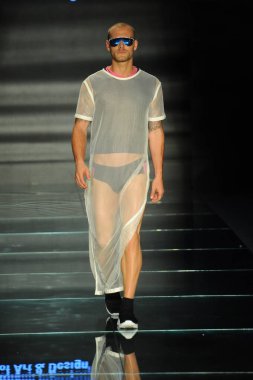 Miami Beach, Fl - 12 Temmuz: Bir model sırasında Paraiso Moda Fuarı'nda Paraiso çadır üzerinde 12 Temmuz 2018 Miami Beach, Florida Miami Uluslararası Üniversitesi Sanat ve tasarım tasarım öğrencileri tarafından moda giyer.