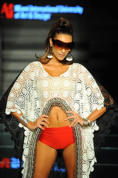 Miami Beach Julio Modelo Lleva Modas Estudiantes Diseño Universidad Internacional — Foto de Stock