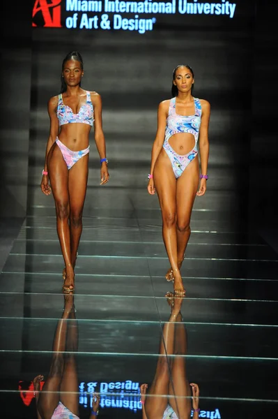 Miami Beach Julho Modelos Usam Modas Estudantes Design Universidade Internacional — Fotografia de Stock
