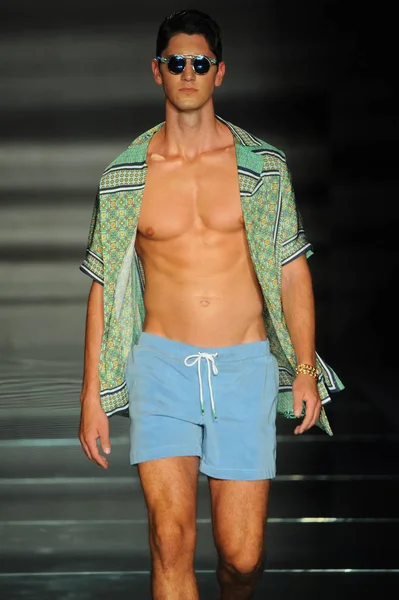 Miami Beach Juli Ein Model Trägt Mode Von Design Studenten — Stockfoto