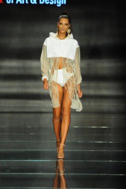 Miami Beach, Fl - 12 Temmuz: Bir model sırasında Paraiso Moda Fuarı'nda Paraiso çadır üzerinde 12 Temmuz 2018 Miami Beach, Florida Miami Uluslararası Üniversitesi Sanat ve tasarım tasarım öğrencileri tarafından moda giyer.