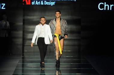 Miami Beach, Fl - 12 Temmuz: Christian Cruz ve modeli pist sırasında Paraiso Moda Fuarı'nda Paraiso çadır üzerinde 12 Temmuz 2018 Miami Beach, Fl, Miami Uluslararası Üniversitesi Sanat ve tasarım tasarımcıları tarafından sunulan defile sırasında yürümek