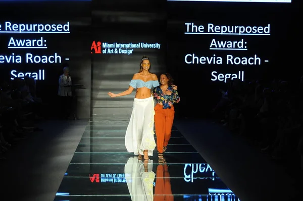 Miami Beach July Chevia Roach Segall Model Walk Runway Fashion — Stock Photo, Image