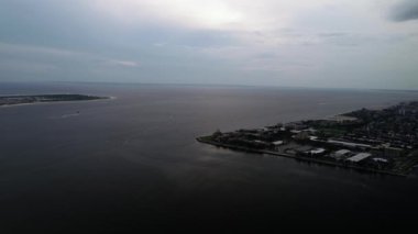 Drone ile New York'ta günbatımı zaman etkili fırtına bulutları den Ny, Brooklyn, sheepsheadbay alanına havadan görünümü