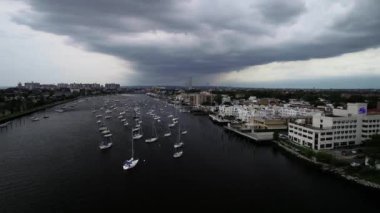 Drone ile New York'ta günbatımı zaman etkili fırtına bulutları den Ny, Brooklyn, sheepsheadbay alanına havadan görünümü