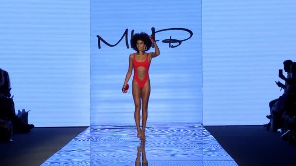 Miami Beach Juillet Mannequin Marche Sur Piste Pour Monica Hansen — Video