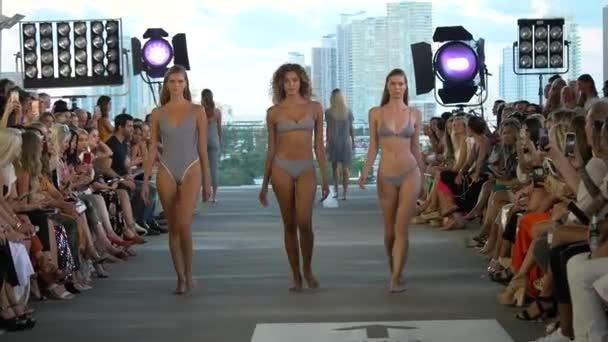 Miami Beach Juli Ein Modell Läuft Während Der Paraiso Fasion — Stockvideo