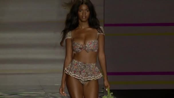Miami Beach Juli Ein Model Läuft Während Der Paraiso Fasion — Stockvideo