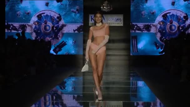 Miami Beach Juillet Mannequin Marche Sur Piste Pour Kya Swim — Video