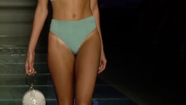 Miami Beach Luglio Una Modella Percorre Pista Kya Swim Durante — Video Stock