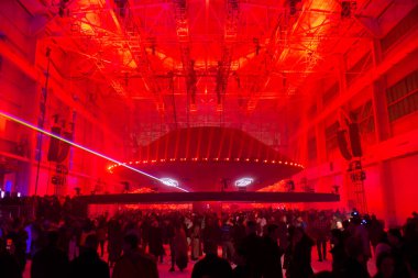 New York, Ny - Şubat 10: Pist ve uzay gemisi lazerler Philipp Plein moda gösterisi sırasında New York moda haftası ile bir görünüm: 10 Şubat 2018 NYC üzerinde gösterir.