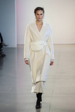 New York, Ny - Şubat 12:Model Alla Kostromichova New York moda haftası sırasında Bevza için pist yürür: gösterir Galerisi II 12 Şubat 2018 NYC üzerinde bahar Studios.