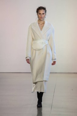 New York, Ny - Şubat 12:Model Alla Kostromichova New York moda haftası sırasında Bevza için pist yürür: gösterir Galerisi II 12 Şubat 2018 NYC üzerinde bahar Studios.