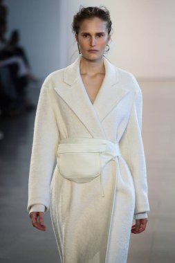 New York, Ny - Şubat 12:Model Alla Kostromichova New York moda haftası sırasında Bevza için pist yürür: gösterir Galerisi II 12 Şubat 2018 NYC üzerinde bahar Studios.