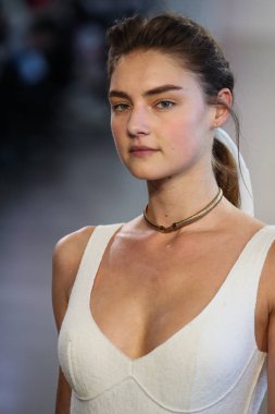New York, Ny - 12 Şubat: Manken New York moda haftası sırasında Bevza için pist yürür: gösterir Galerisi II 12 Şubat 2018 NYC üzerinde bahar Studios.