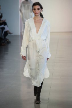 New York, Ny - 12 Şubat: Manken New York moda haftası sırasında Bevza için pist yürür: gösterir Galerisi II 12 Şubat 2018 NYC üzerinde bahar Studios.