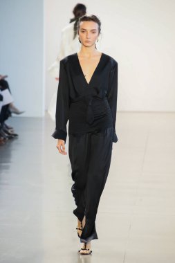 New York, Ny - 12 Şubat: Manken New York moda haftası sırasında Bevza için pist yürür: gösterir Galerisi II 12 Şubat 2018 NYC üzerinde bahar Studios.