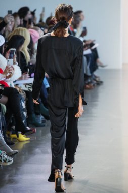 New York, Ny - 12 Şubat: Manken New York moda haftası sırasında Bevza için pist yürür: gösterir Galerisi II 12 Şubat 2018 NYC üzerinde bahar Studios.