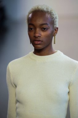 New York, Ny - 12 Şubat: Manken New York moda haftası sırasında Bevza için pist yürür: gösterir Galerisi II 12 Şubat 2018 NYC üzerinde bahar Studios.