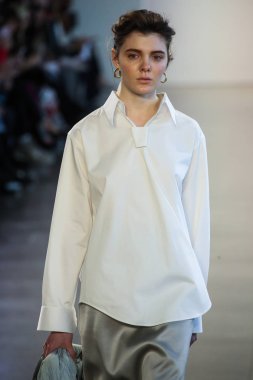 New York, Ny - 12 Şubat: Manken New York moda haftası sırasında Bevza için pist yürür: gösterir Galerisi II 12 Şubat 2018 NYC üzerinde bahar Studios.